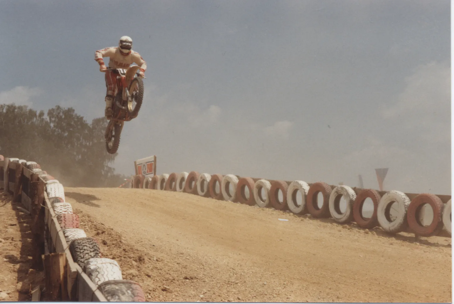 Fahrer springt mit seiner Motocross-Maschine über die Strecke am Thannhof, Aufnahme aus den 1980er-Jahren