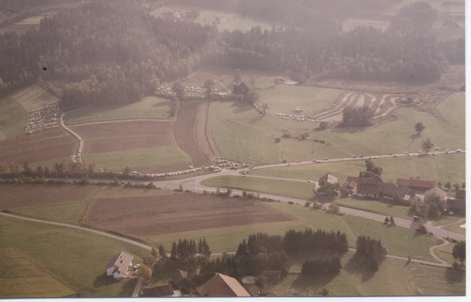 Luftaufnahme des Renngeländes am Thannhof mit Zuschauern und Parkplatz, Aufnahme aus den 1980er-Jahren