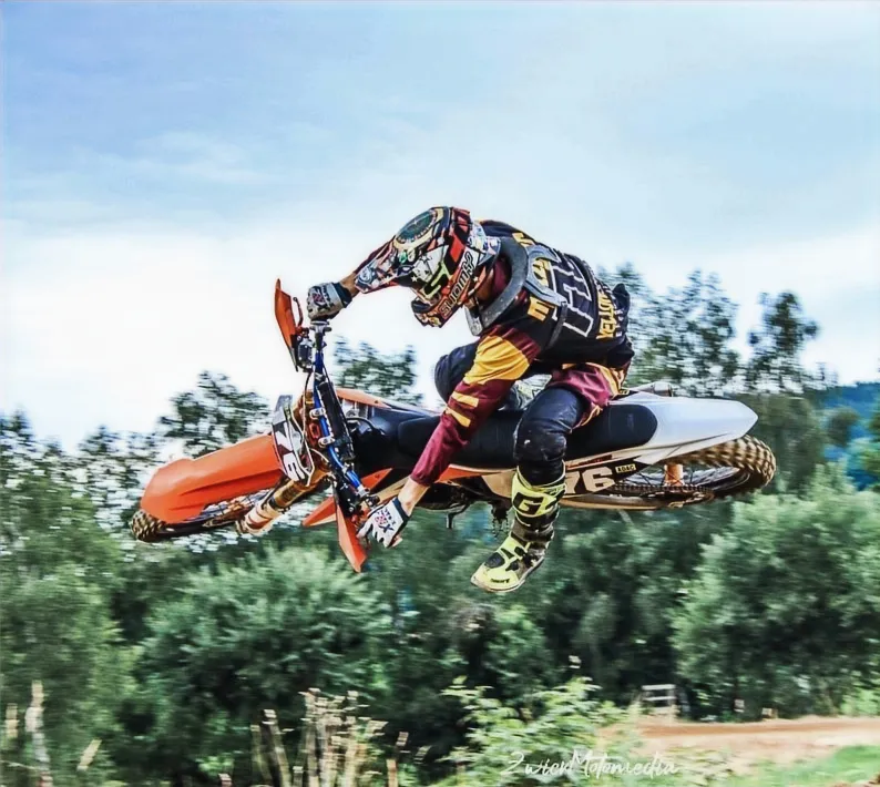 Fahrer springt mit seiner Motocross-Maschine über die Strecke des MCC Prackenbach
