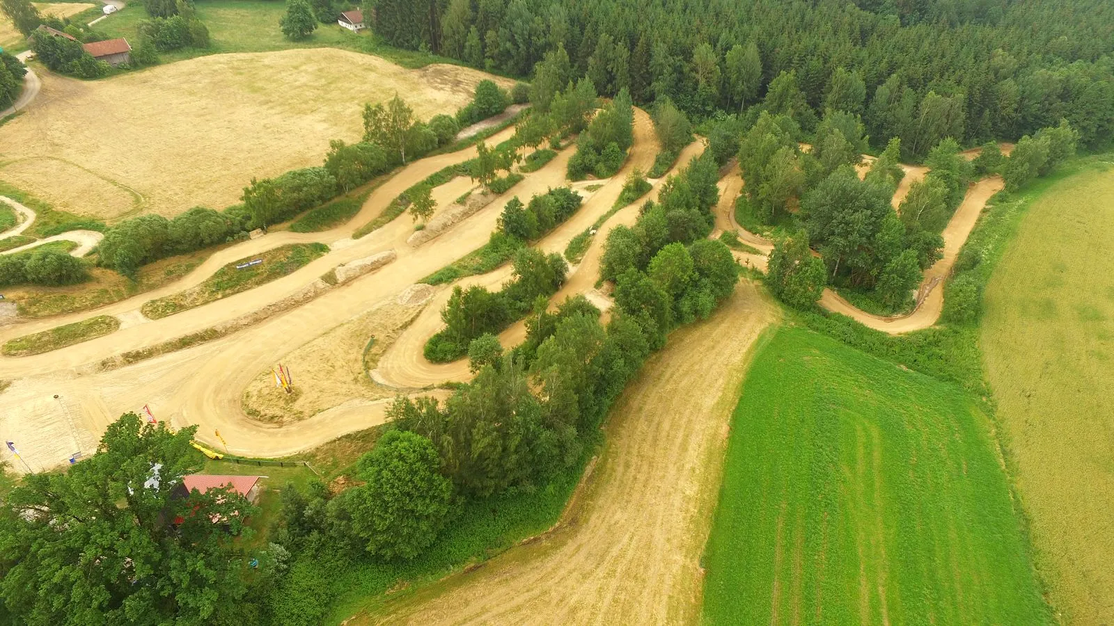 Luftaufnahme der Strecke am Thannhof, Ansicht über den Wald