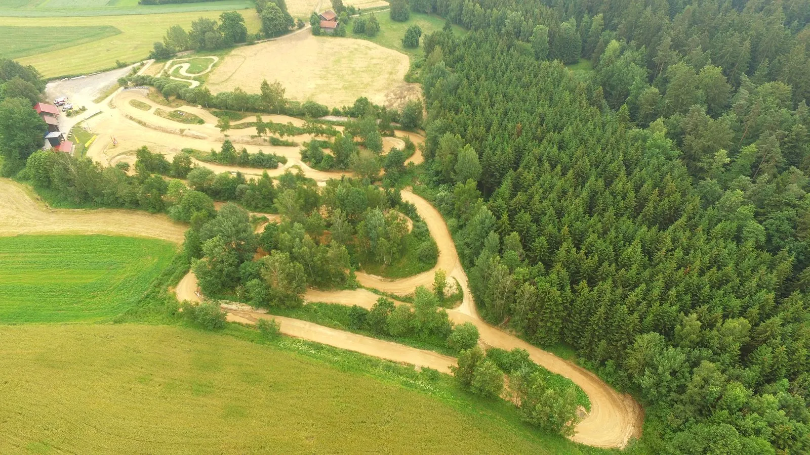 Luftaufnahme einer Waldkurve der Strecke am Thannhof