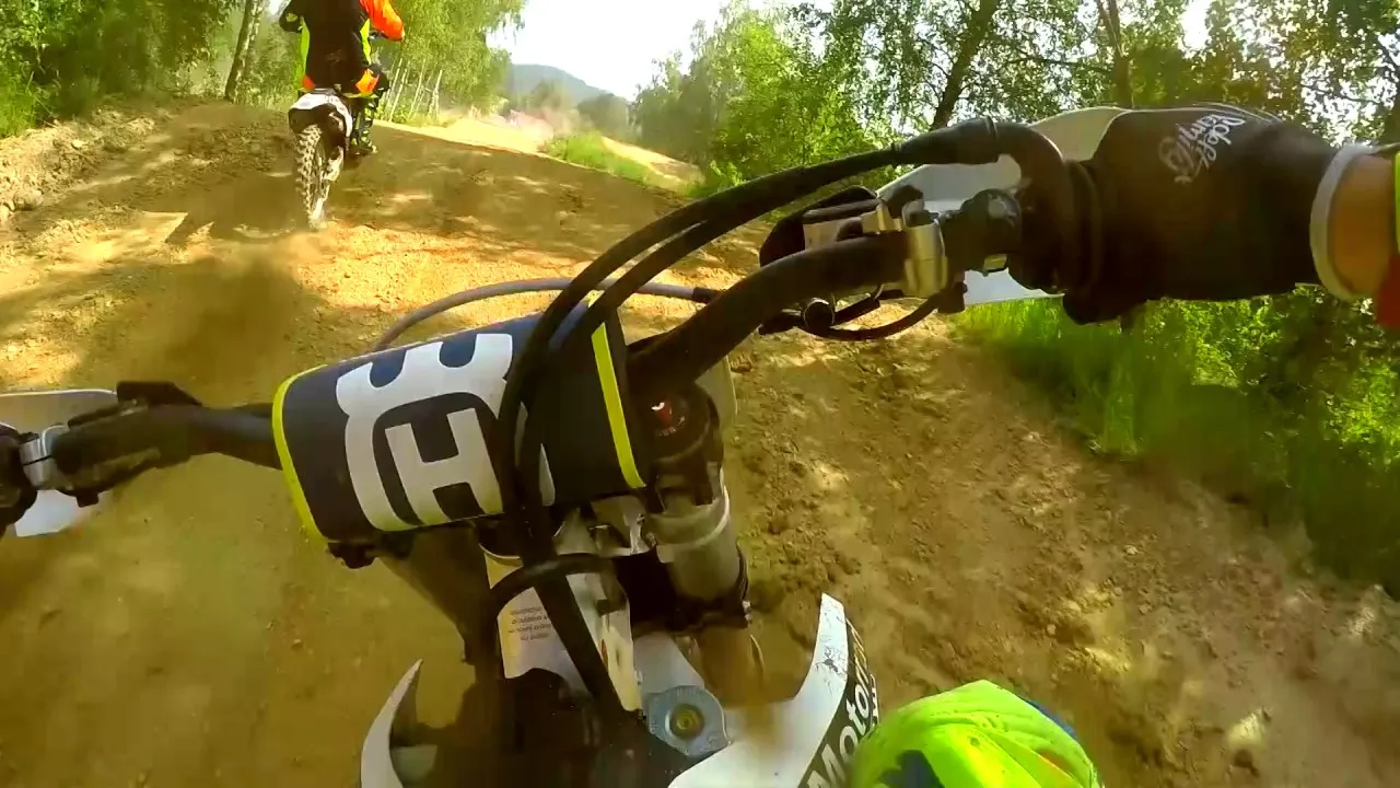 Onboard-Ansicht vom Lenker eines Motocross-Bikes auf der Strecke am Thannhof